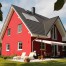 Einfamilienhaus mit roter Fassade und noch einfacher Rasenfläche