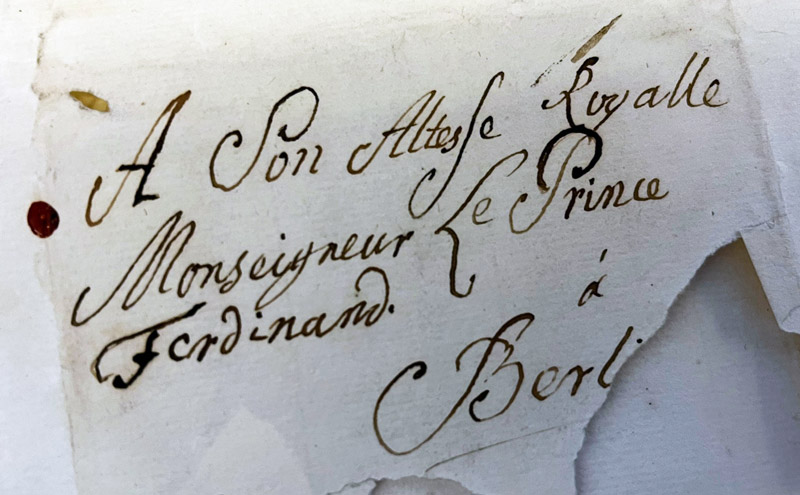 "An seine köningliche Hoheit" auf französisch in geschwungener Handschrift mit Tinte auf einem eingegerissen Blatt Papier geschrieben: A son altesse royale
